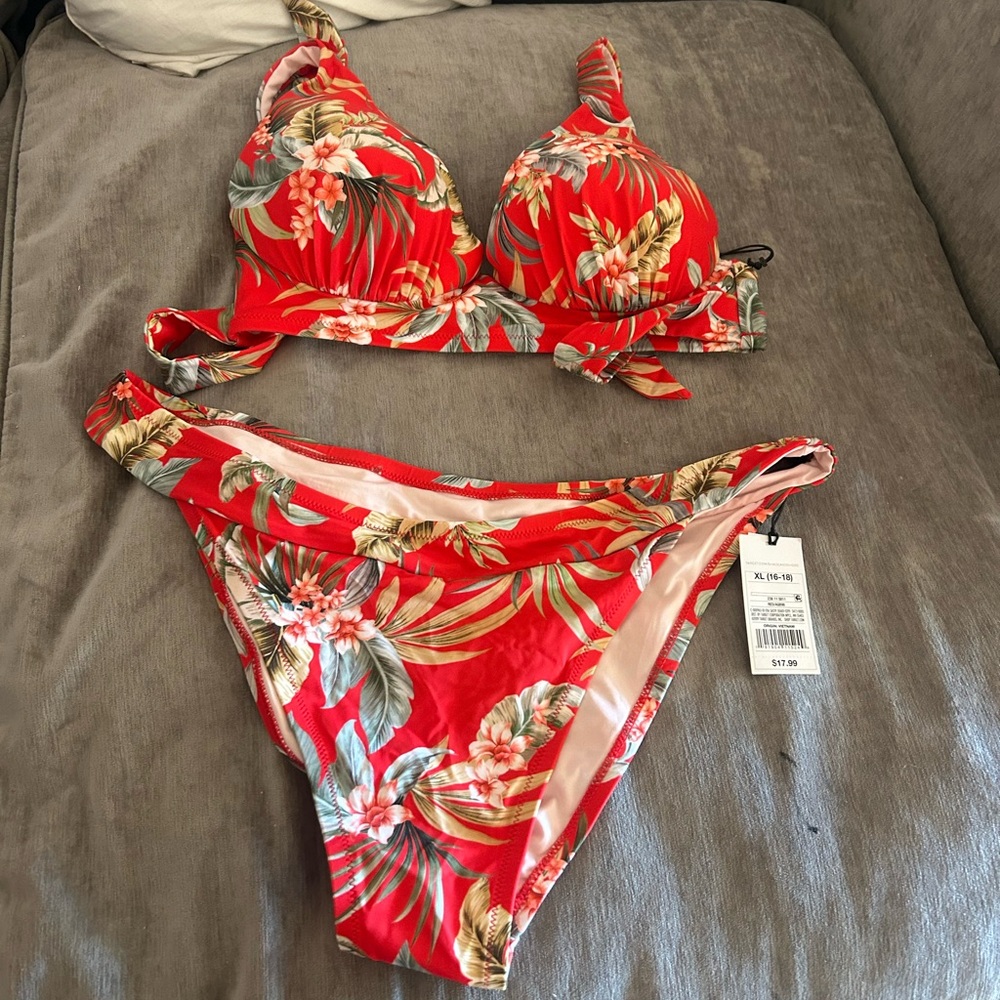 Target matching suit NWT. Top is a 36 c. Bottoms are a XL.